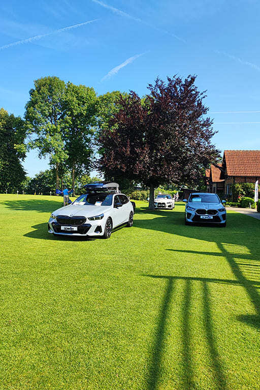 BMW Golf Cup 2025 - verschiedene BMW Modelle auf dem Rasen des Golf- und Landclub Nordkirchen, im Hintergrund Bäume