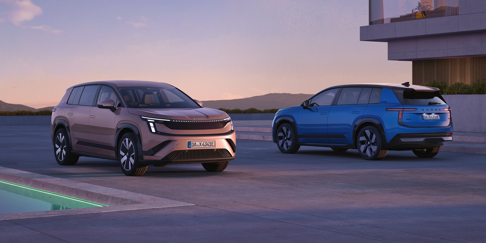 Zwei Škoda Epiq Elektro-SUV in Kupfer und Blau auf moderner Terrasse vor Abendhimmel.