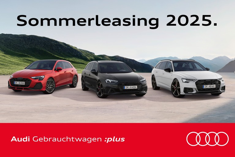 Drei Audi-Modelle (rot, schwarz, weiß) vor Bergkulisse auf heller Fläche. Darüber der Schriftzug ‘Sommerleasing 2025’. Unten roter Balken mit Audi Gebrauchtwagen :plus Logo und vier Audi-Ringen.