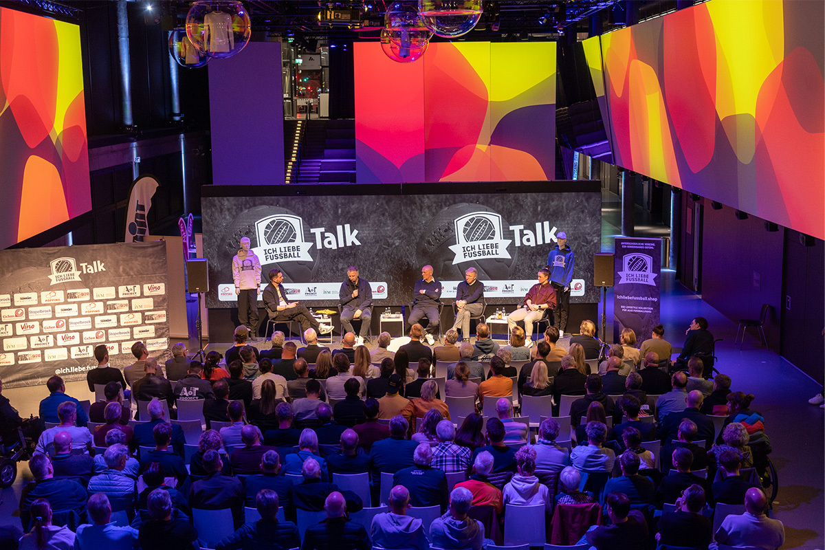 Bühne vom ich liebe Fußball Talk mit Moderatoren und Puplikum