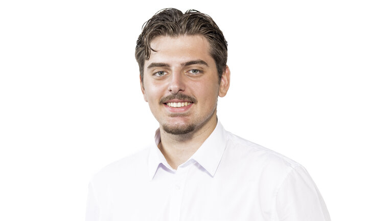 Portrait von Hüseyin Özmen. Mitarbeiter der Autowelt Schmidt.