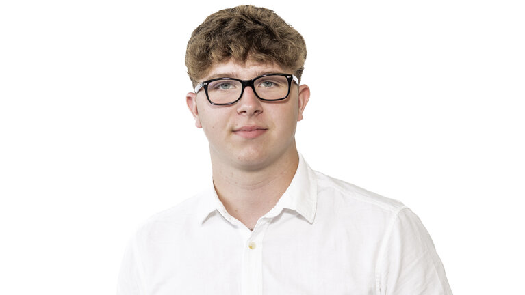 Portrait von Lukas Jarosz. Mitarbeiter der Autowelt Schmidt.