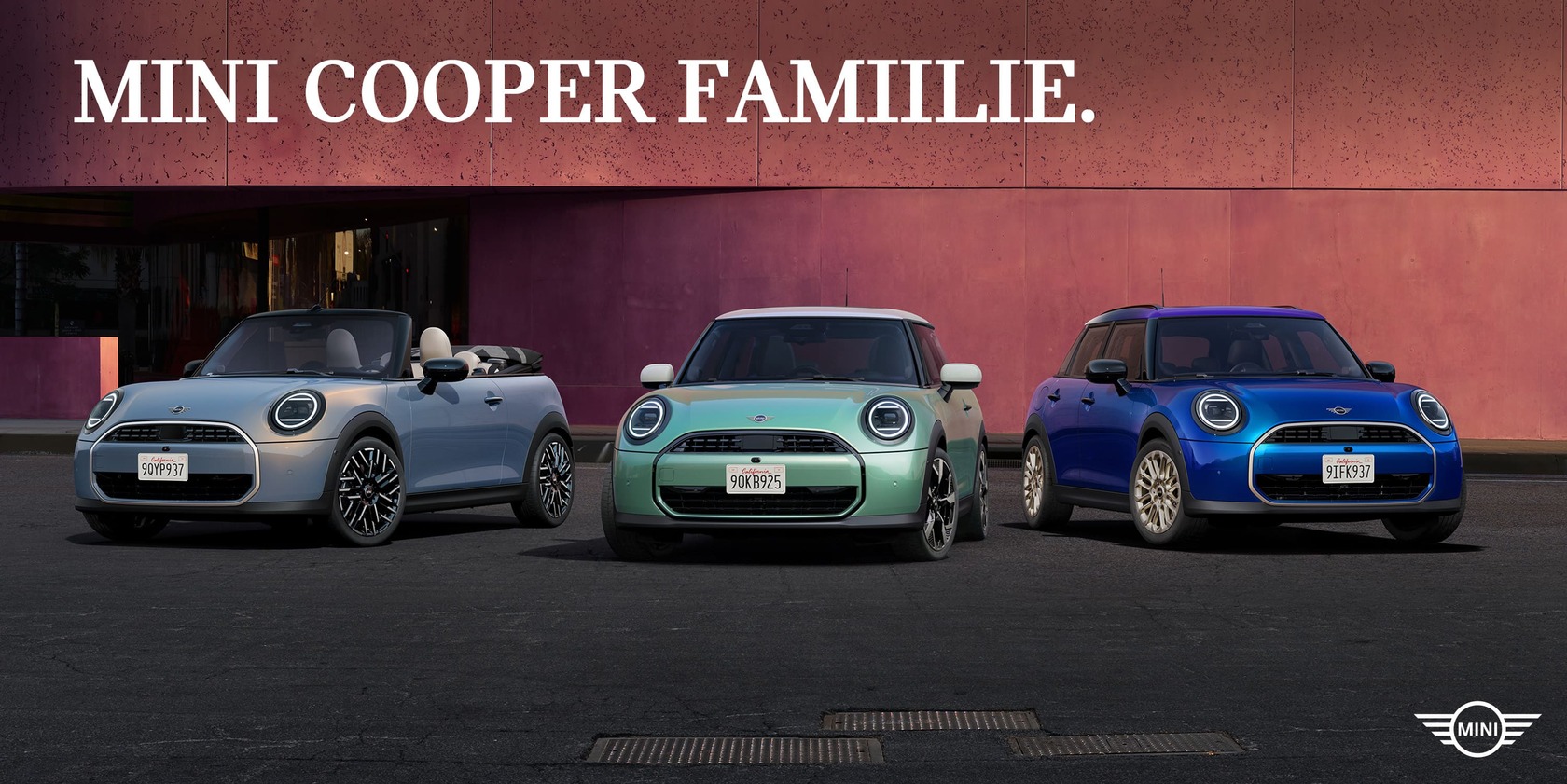 Headergrafik ‚MINI Cooper Familie‘ mit drei MINI Modellen nebeneinander: links ein grauer MINI Cabrio, in der Mitte ein grüner MINI Cooper und rechts ein blauer MINI Cooper vor moderner Architektur.