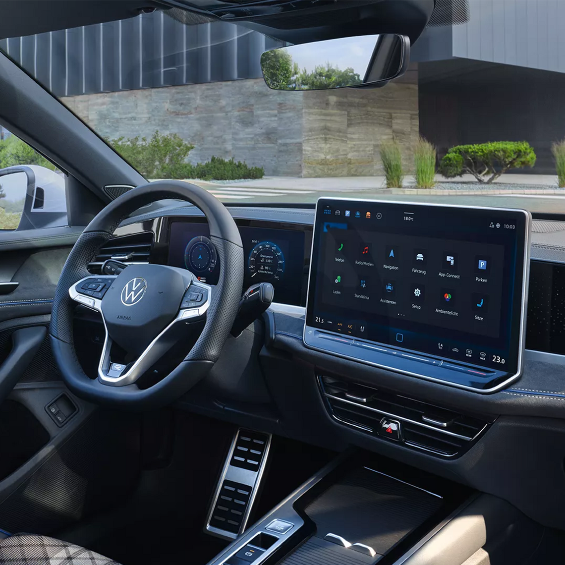 Interieur eines VW Passat mit großem Touchdisplay und Infotainmentsystem, Multifunktionslenkrad und modernem digitalem Cockpit