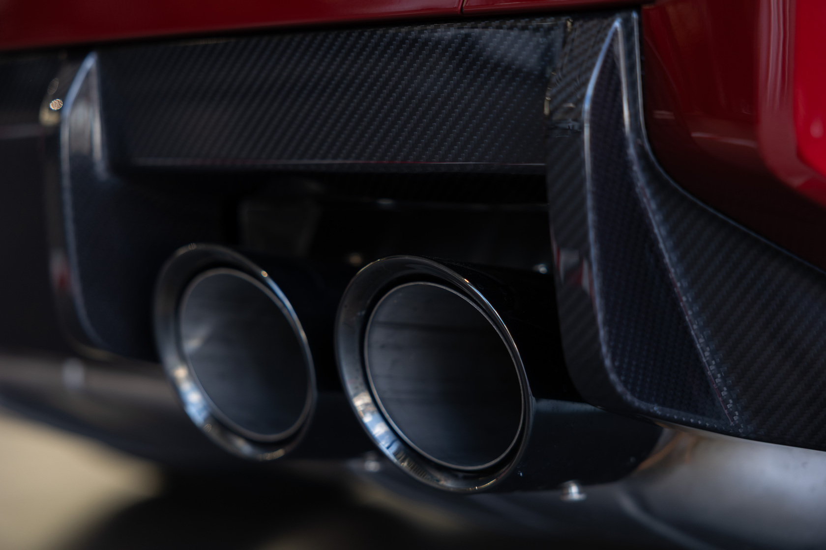 Heckdiffusor eines roten BMW M2 Coupé