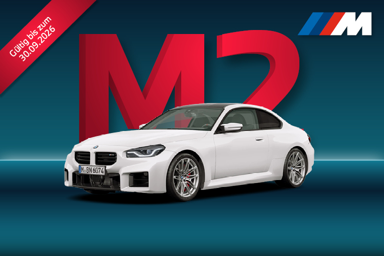 Ein weißes BMW M2 Coupé vor einem blau-türkisen Hintergrund mit großem roten „M2“-Schriftzug. Oben rechts befindet sich das BMW M Logo, links steht „Gültig bis zum 30.09.2026“.