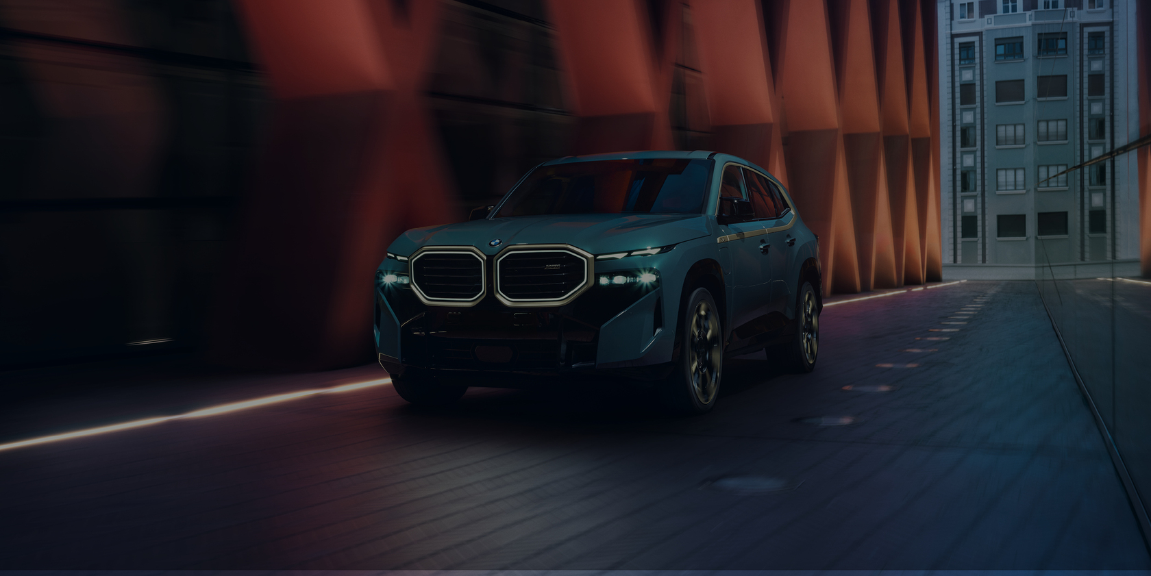 BMW XM fahrend auf einer Straße