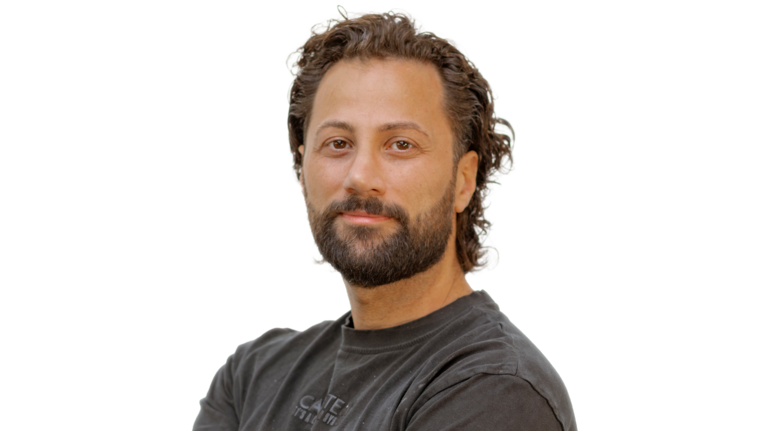 Portrait Foto: Islam Tüysüz, Mitarbeiter der Autowelt Schmidt.