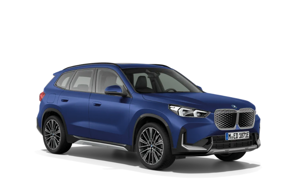 Blauer BMW iX1 mit transparentem Hintergrund