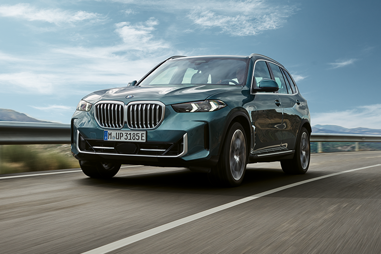 BMW X5 fährt auf einer Straße