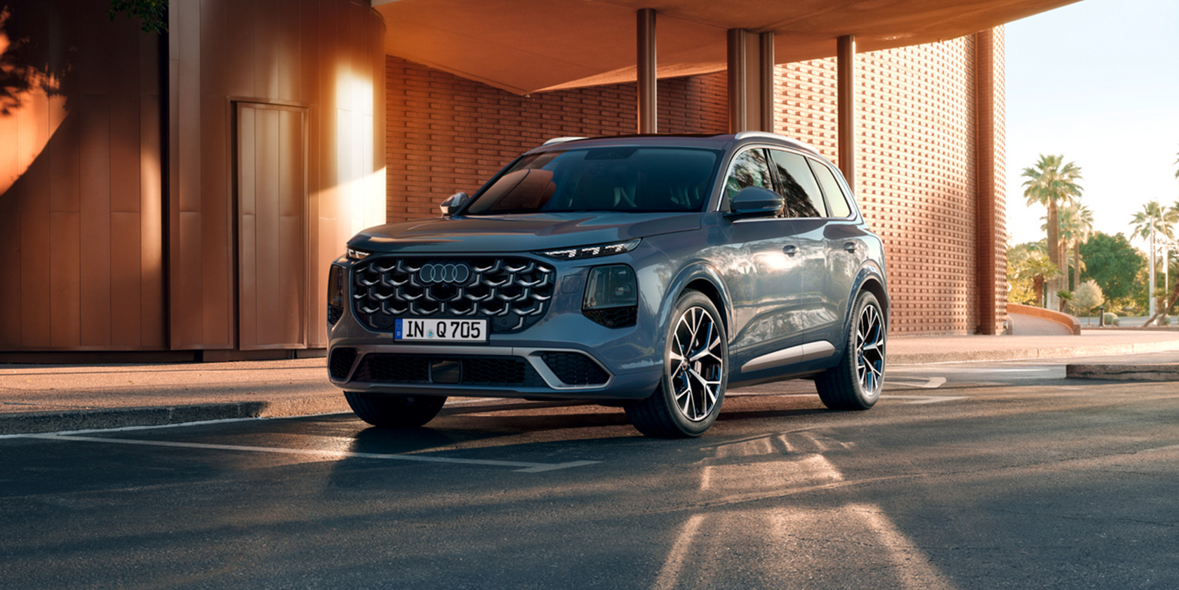 Blauer Audi Q7 SUV stehend auf einer Straße.
