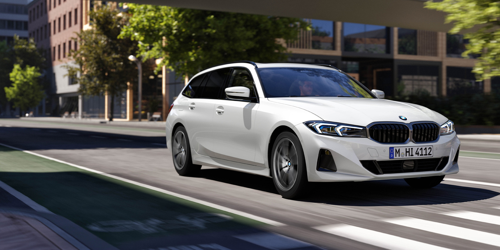 Weißer BMW 3er Touring fahrend auf einer Straße