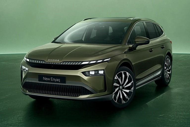 Dunkelgrüner Skoda Enyaq in Seiten- und Frontansicht vor einem grünen Hintergrund