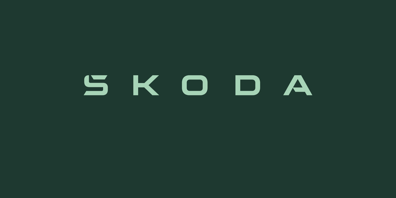 Skoda Logo in der Skoda-Farbe auf dunkelgrünem Hintergrund