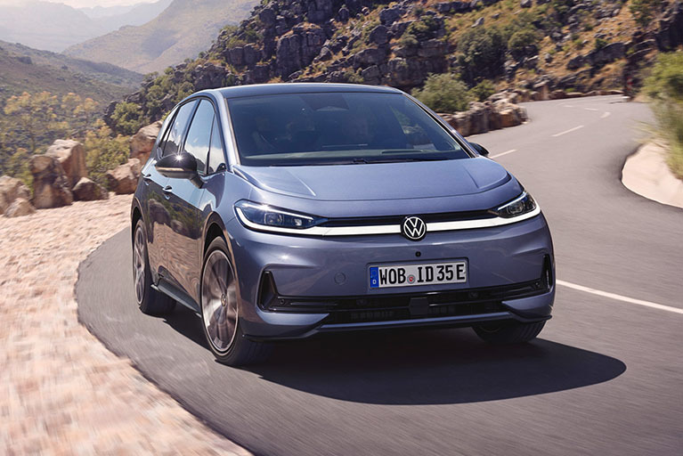 Fahrender Blauer ID.3 Neo auf einer Straße