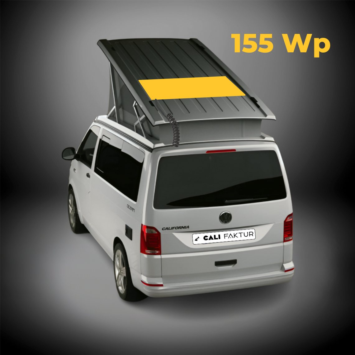 Silberner VW California Ocean in Heckansicht mit ausgeklapptem Aufstelldach. Ein gelbes Feld markiert die Platzierung eines einzelnen Solarpanels von CALIFAKTUR. Oben rechts im Bild die Angabe "150 Wp"