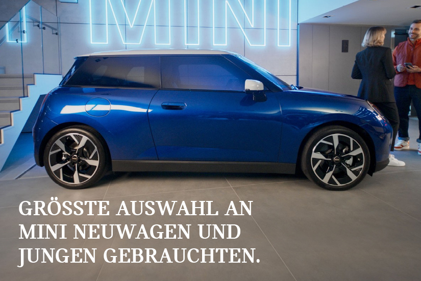 Dunkel blauer MINI Cooper in Seitenansicht in einem modern gestalteten Showroom mit großem leuchtendem ‚MINI‘ Schriftzug an der Wand. Zwei Personen im Hintergrund im Gespräch. Unten im Bild weißer Text: "Größte Auswahl an MINI Neuwagen und jungen Gebrauchten."
