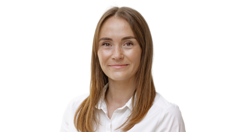 Portrait von Sarah Tecklenborg. Mitarbeiterin der Autowelt Schmidt.
