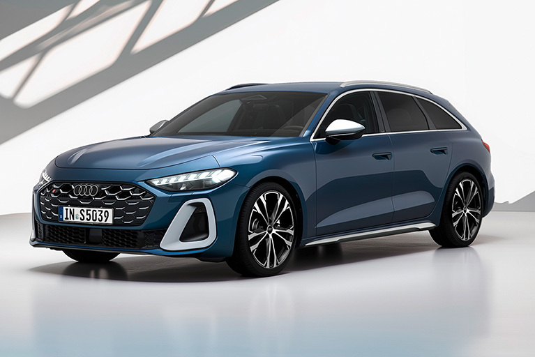 Blauer Audi S5 auf einer weißen Fläche vor einer weißen Wand