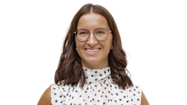 Portrait von Magdalena Dudziak. Mitarbeiterin der Autowelt Schmidt.