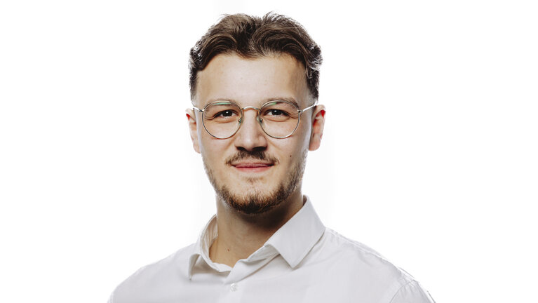Portrait von Furkan Demirel. Mitarbeiter der Autowelt Schmidt.
