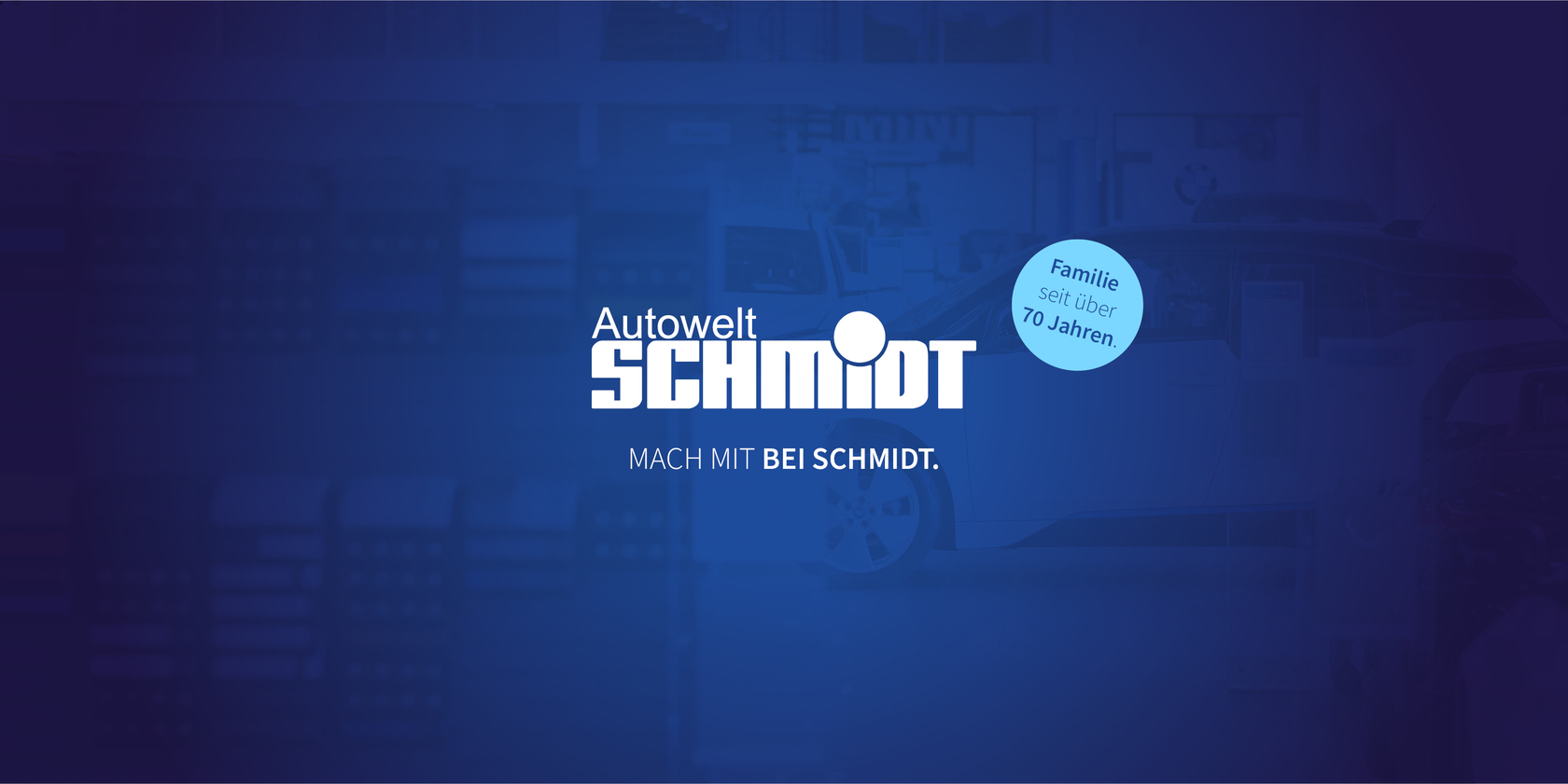 Blauer Hintergrund mit weißem Autowelt Schmidt Logo mittig; da drunter der weiße Schriftzug "Mach mit bei Schmidt." Rechts ein hellblauer Kreis mit der Aufschrift "Familie seit über 70 Jahren"