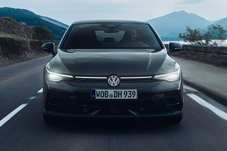 Grauer VW Golf R, Frontansicht