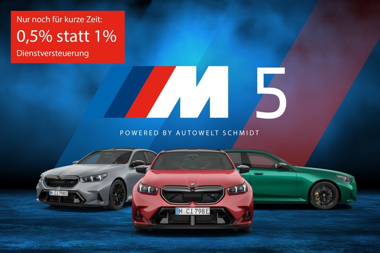 Drei BMW M5 mit Banner ‚Nur noch für kurze Zeit: 0,5 % statt 1 % Dienstversteuerung‘ vor blauem Hintergrund.