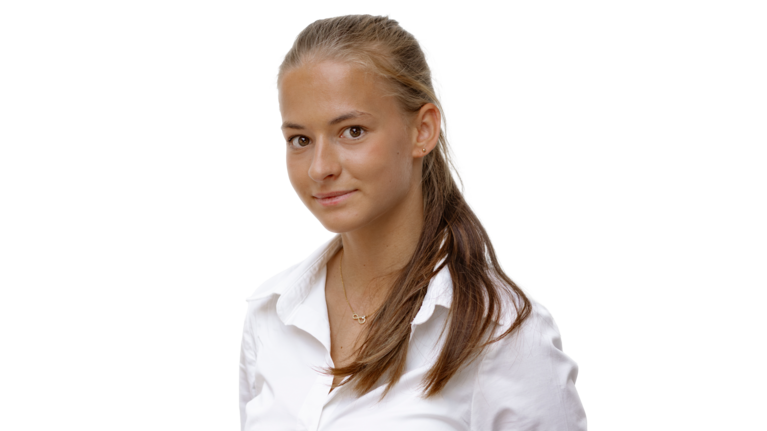 Portrait von Marie Maschinski. Auszubildene der Autowelt Schmidt.