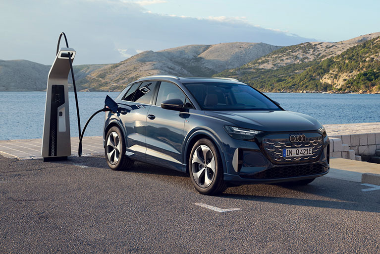 Blauer Audi Q4 e-tron am Laden an einer Ladesäule 