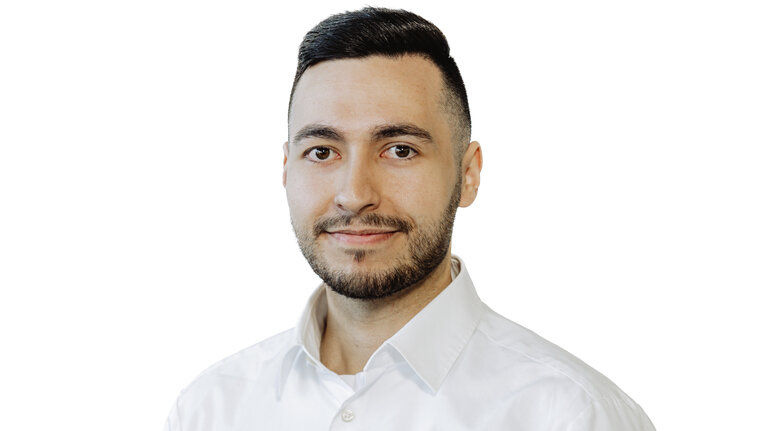 'Portrait von Engin Dogan. Mitarbeiter der Autowelt Schmidt.