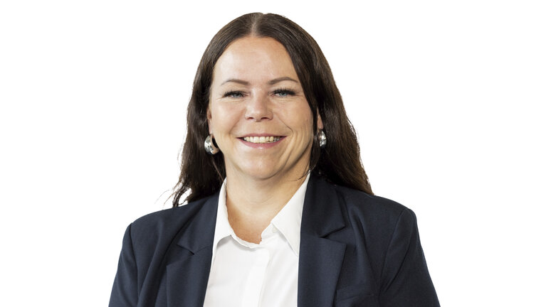 Portrait von Nadine Sasse. Mitarbeiterin der Autowelt Schmidt.