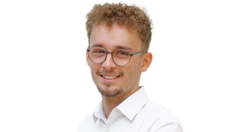 Portrait von Joel Lux. Mitarbeiter der Autowelt Schmidt.
