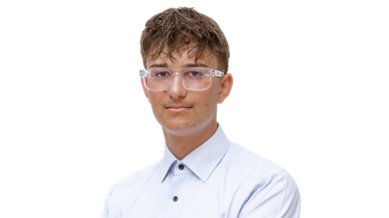 Portrait Foto: Lean Engel, Auszubildender der Autowelt Schmidt.