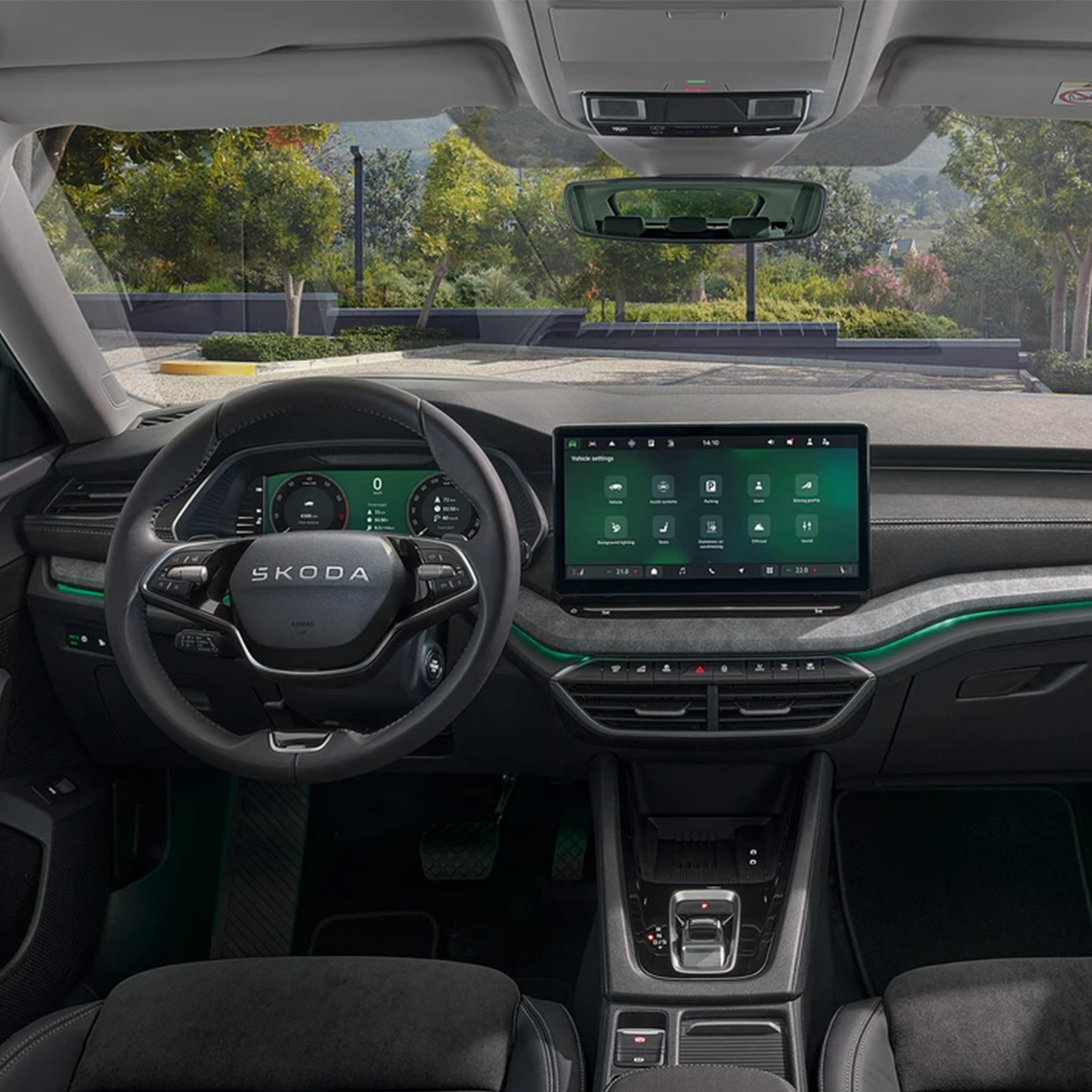 Interieur eines Škoda Octavia mit großem Touchdisplay, Multifunktionslenkrad, moderner Mittelkonsole und grüner Ambientebeleuchtung
