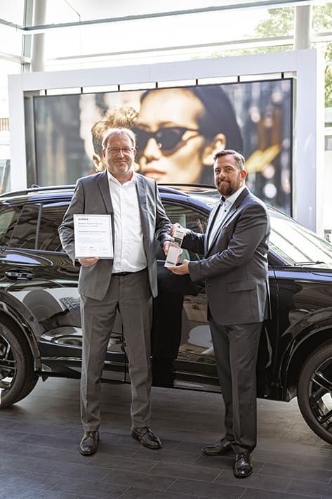 aubex Automation Excellence Award Zertifikat wird überreicht