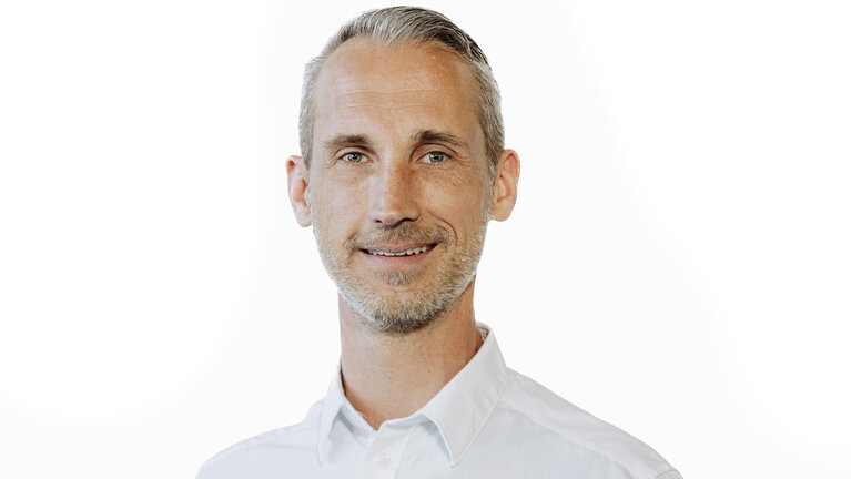 Portrait von Malte Hafer. Mitarbeiter der Autowelt Schmidt