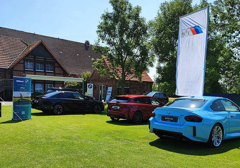 BMW Golf Cup 2025 - verschiedene BMW Modelle auf dem Rasen und vor dem Gebäude des Golf- und Landclub Nordkirchen