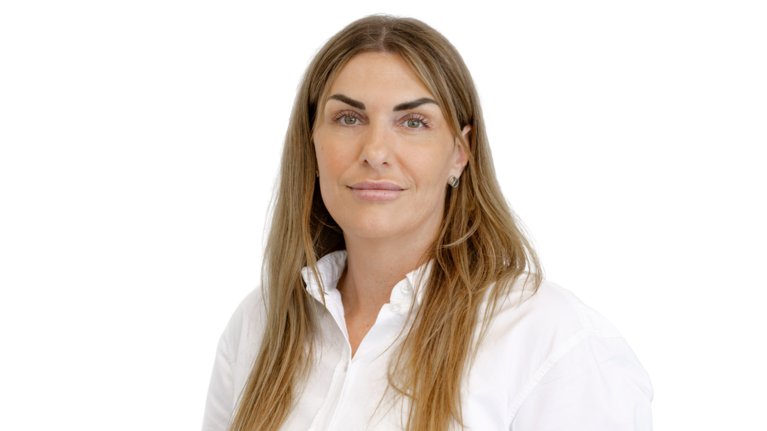Portrait Foto: Michaela Rack, Mitarbeiterin der Autowelt Schmidt.