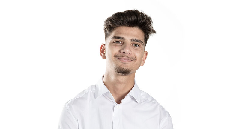 Portrait von Atalay Özkan - Auszubildende Automobilkauffrau bei Autowelt Schmidt in Recklinghausen