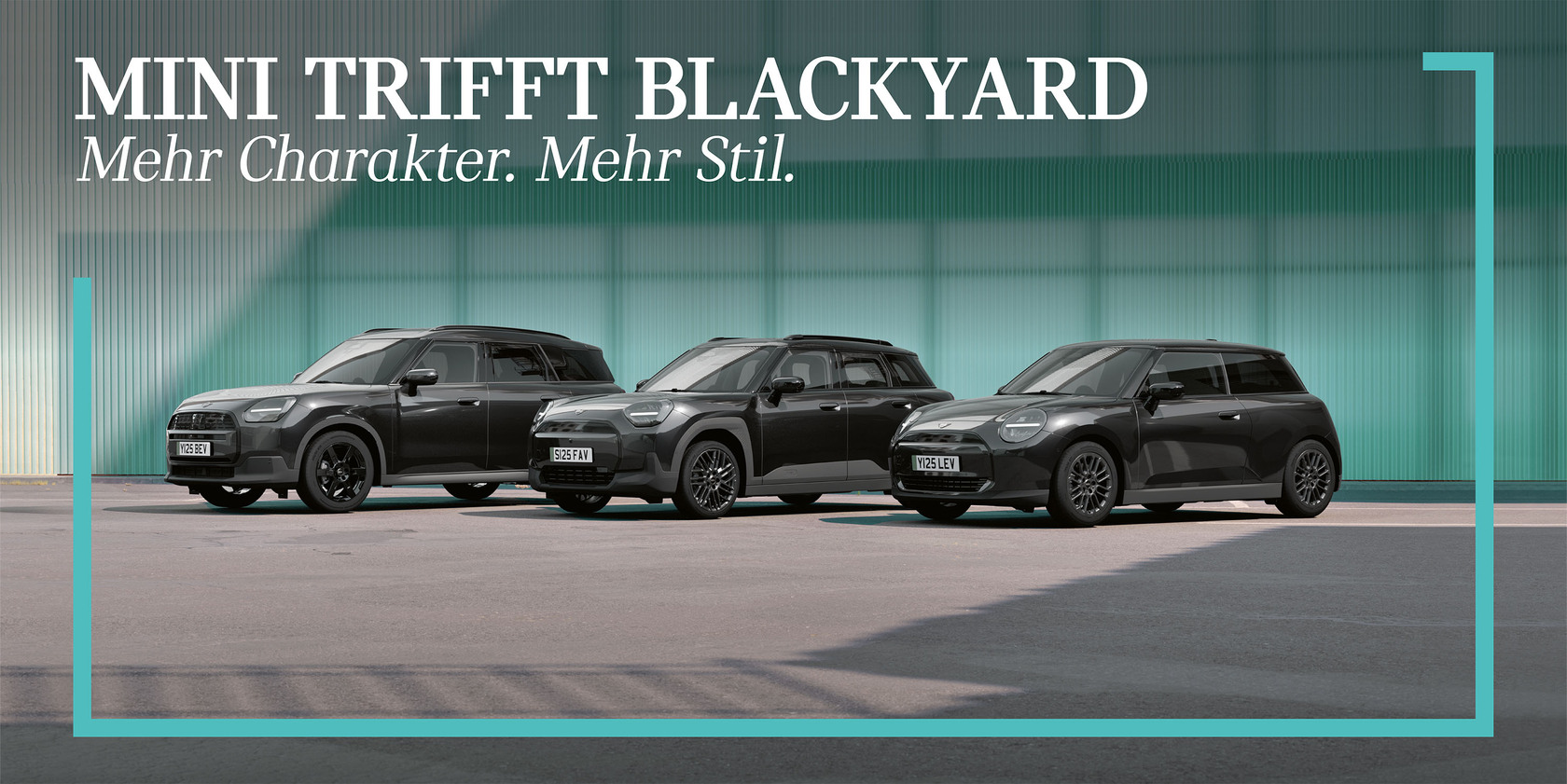 MINI trifft Blackyard‘ mit drei schwarzen MINI Modellen nebeneinander vor moderner Architektur. Text: ‚Mehr Charakter. Mehr Stil.