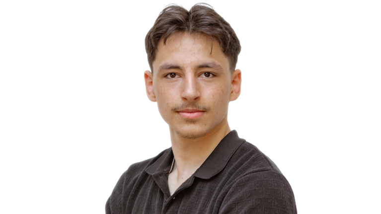 Portrait von Yousuf Alyousef. Auszubildener der Autowelt Schmidt.