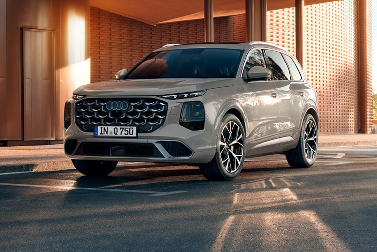 Audi Q7 SUV stehend auf einer Straße
