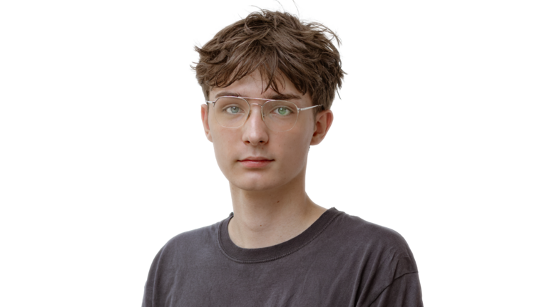Portrait Foto: Lukas Zückert, Auszubildender der Autowelt Schmidt.