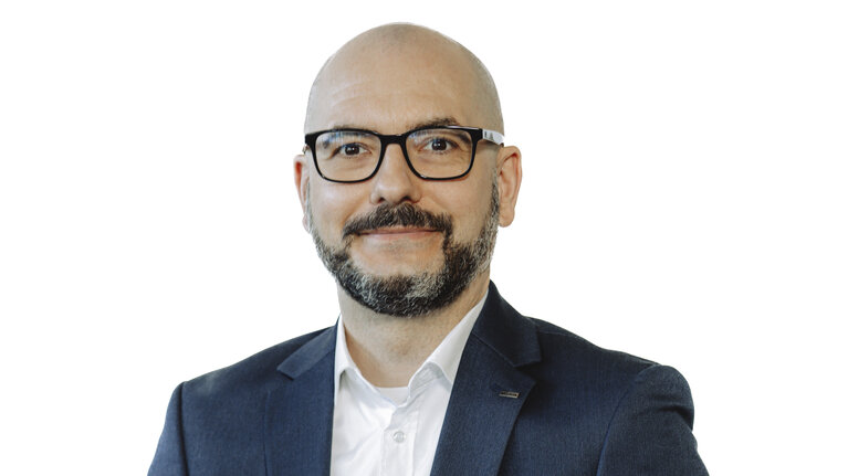 Portrait von Sebastian Knuth. Mitarbeiter der Autowelt Schmidt