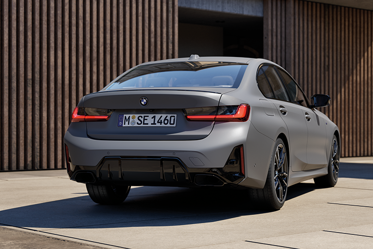BMW 3er Limousine in grau, Heckansicht