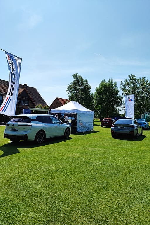 BMW Golf Cup 2025 - verschiedene BMW Modelle auf dem Rasen des Golf- und Landclub Nordkirchen