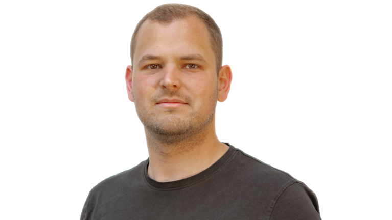 Portrait Foto: Daniel Jüngling, Mitarbeiter der Autowelt Schmidt.