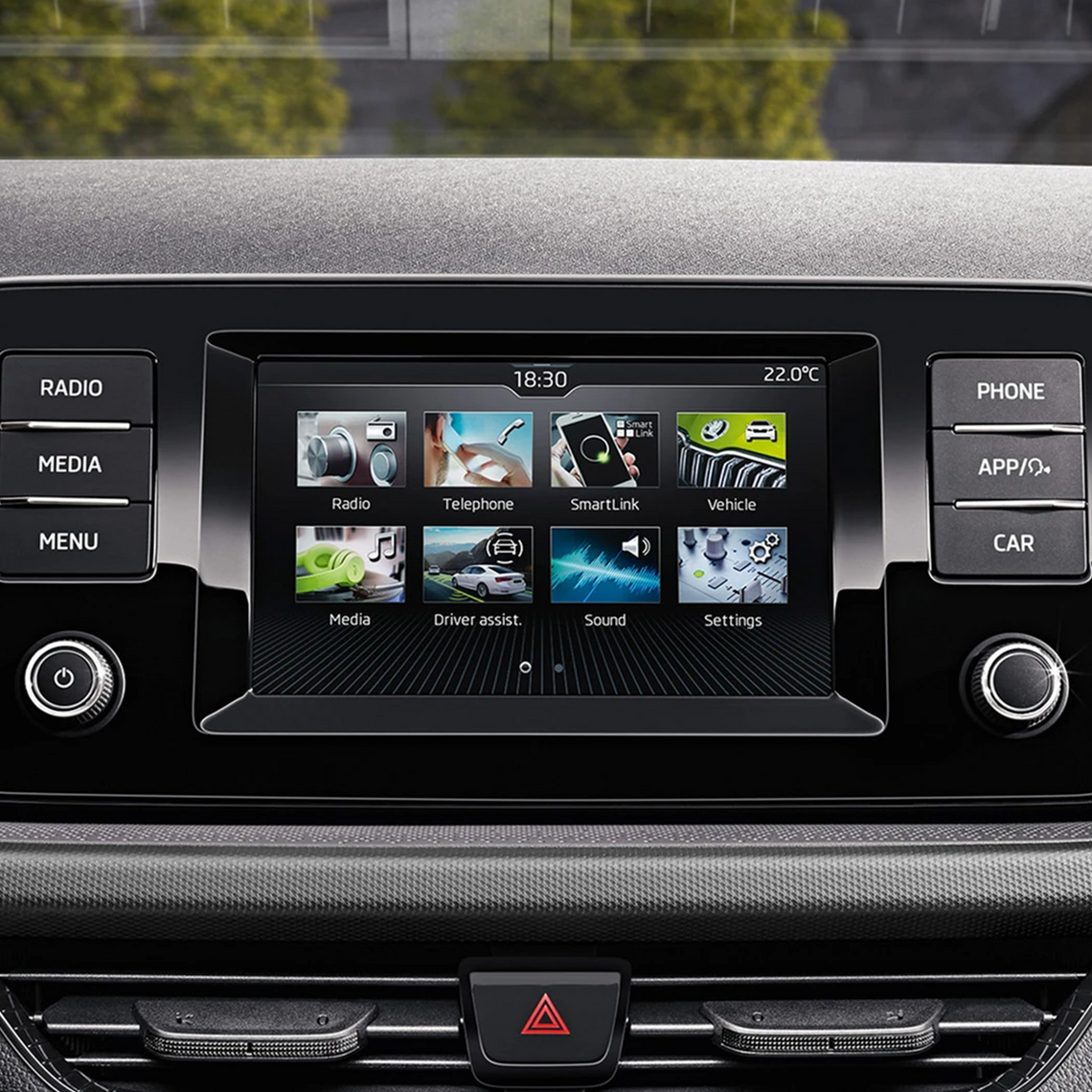 Nahaufnahme eines Touchdisplays mit Infotainmentsystem eines Škoda 
