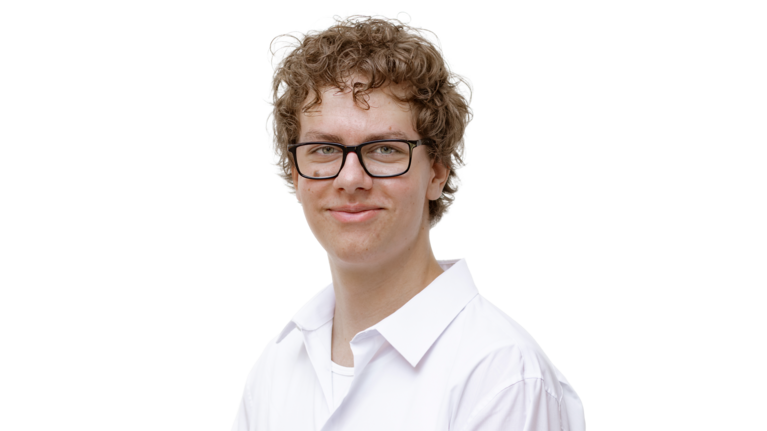 Portrait Foto: Jona Frommolt, Auszubildender der Autowelt Schmidt.